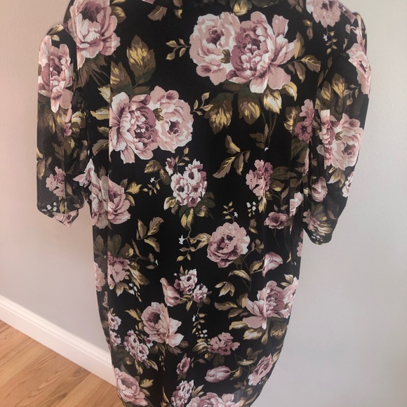 Flowery blouse! Very soft and stretchy! - Picture 2 of 5